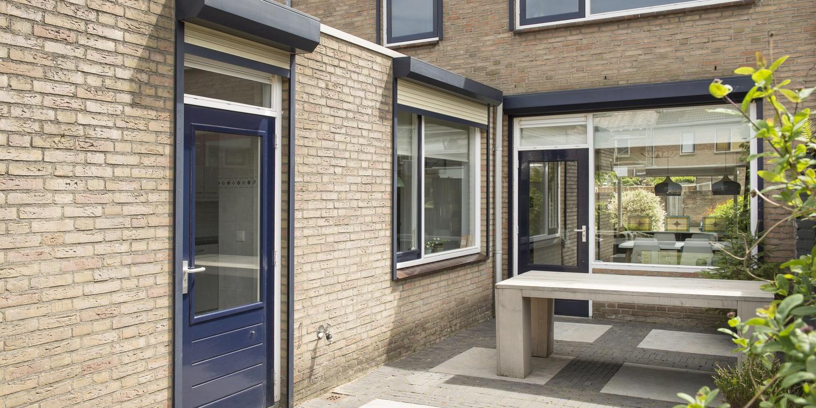 deur met borstwering